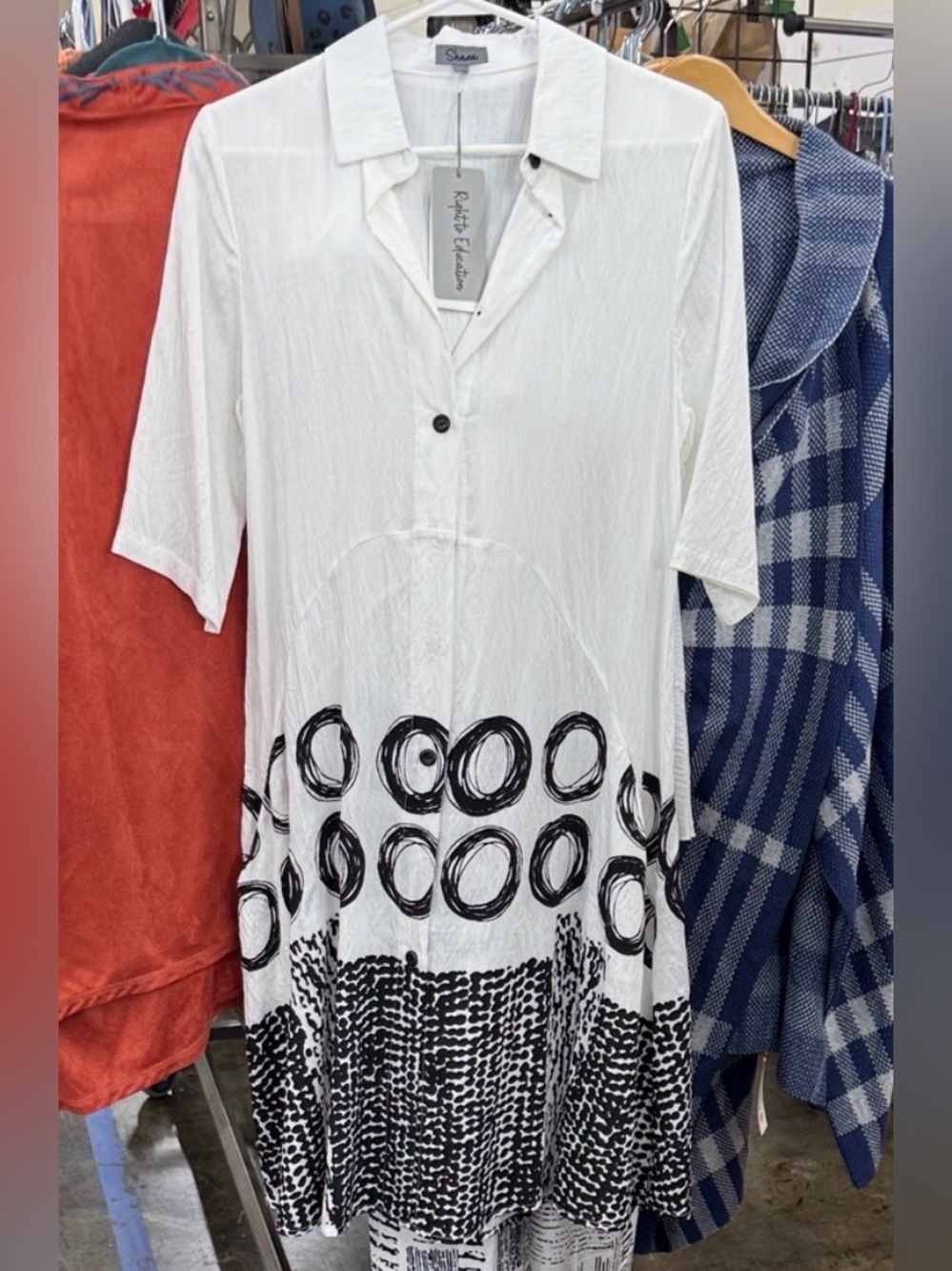 Chic White and Black Circle Dress - Picture 6 of 6